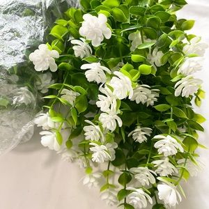 4 bunch set of artificial flowers .